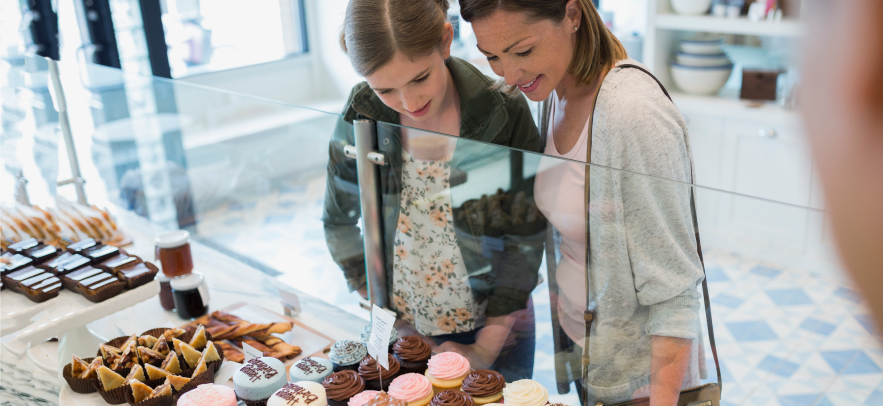 mom-daughter-cupcake-shop